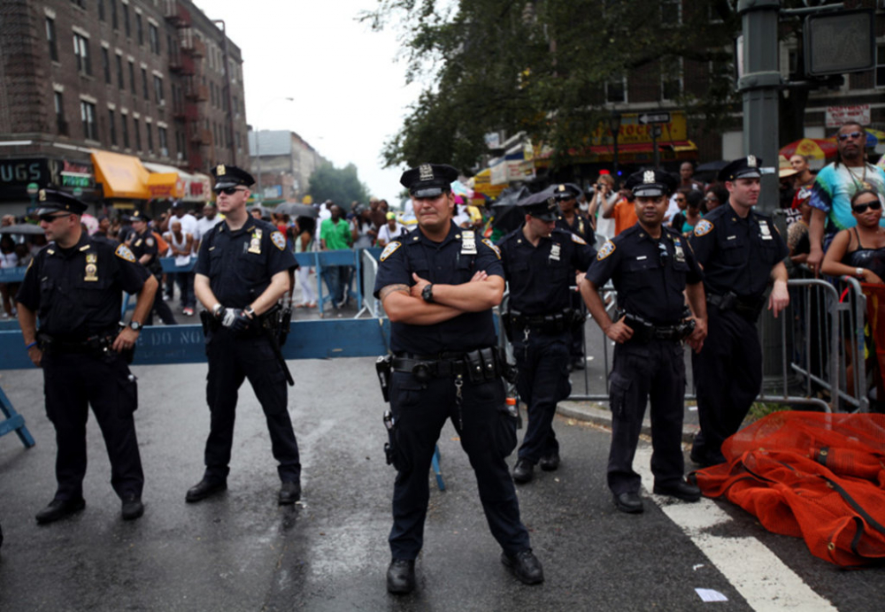 В Ню Йорк издирват хулигани, които си спретнаха гавра с полицаи ВИДЕО