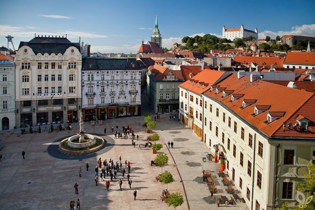 Разюздани туристи се отдадоха на секс в историческия център на Братислава 
