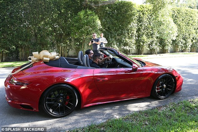 Джей Ло получи лъскава червена кола за 50-ия си рожден ден СНИМКИ