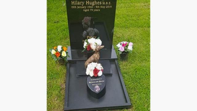 Мъж погреба жена си на гробище за домашни любимци