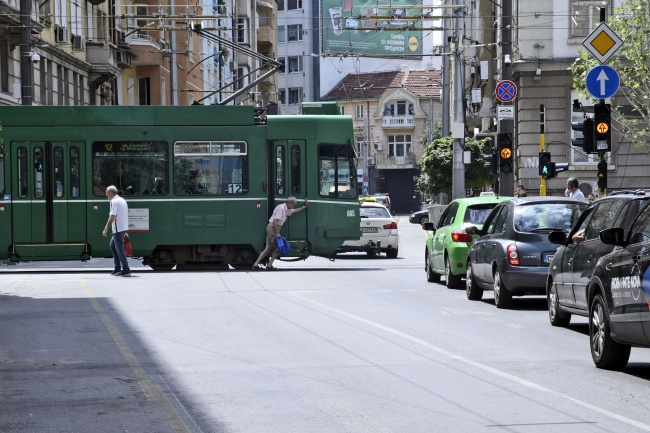 Зрелищно меле с трамвай и три коли в центъра на София СНИМКА