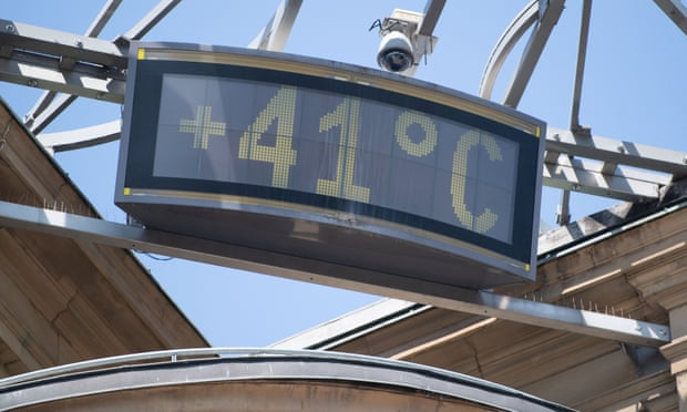 Страшна жега в Париж, измериха температури като в пустинята
