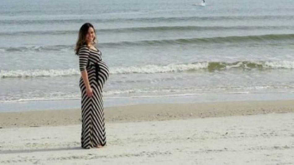 Мъж засне бременната си жена, секунди по-късно видя нещо шокиращо на СНИМКАТА