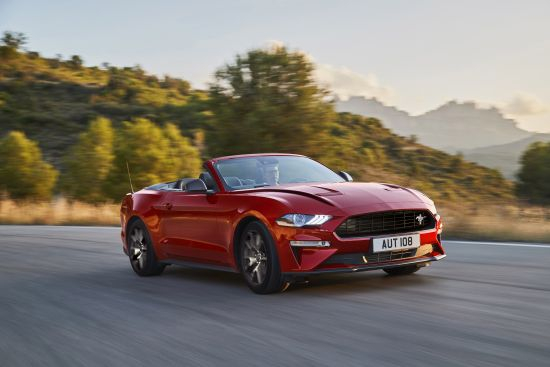 Ford представя специално юбилейно издание Mustang55 с 5,0-литров двигател V8 и усъвършенстван Mustang с 2,3-литров двигател EcoBoost