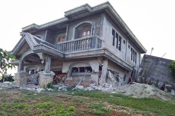 Смъртоносни земетресения удариха Филипините! Зловещи КАДРИ