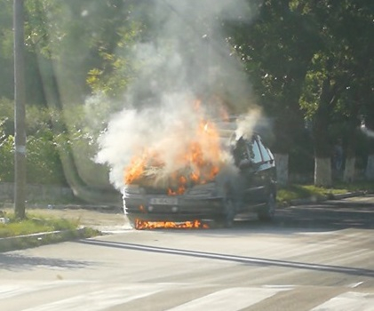 Кола изгоря като факла край Варна (СНИМКИ/ВИДЕО)