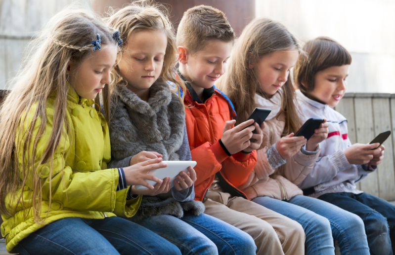 Доказано: От смартфоните на децата им растат рога