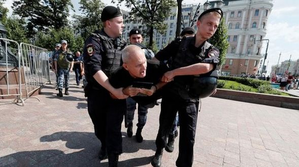 Спецчасти арестуваха 300 души на протест в Москва СНИМКИ