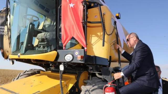 ВИДЕО: Ердоган яхна първия турски трактор на ток
