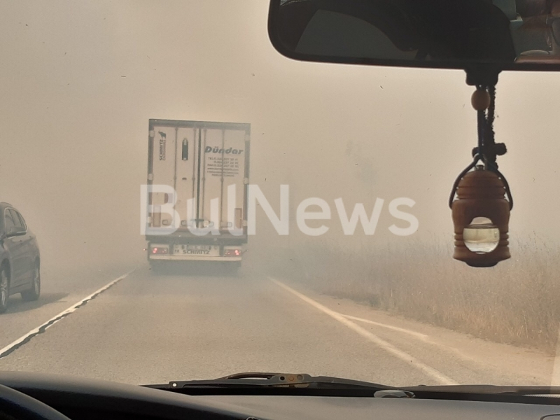 Голям пожар на Е-79 край Враца, гъст дим затруднява минаването СНИМКИ