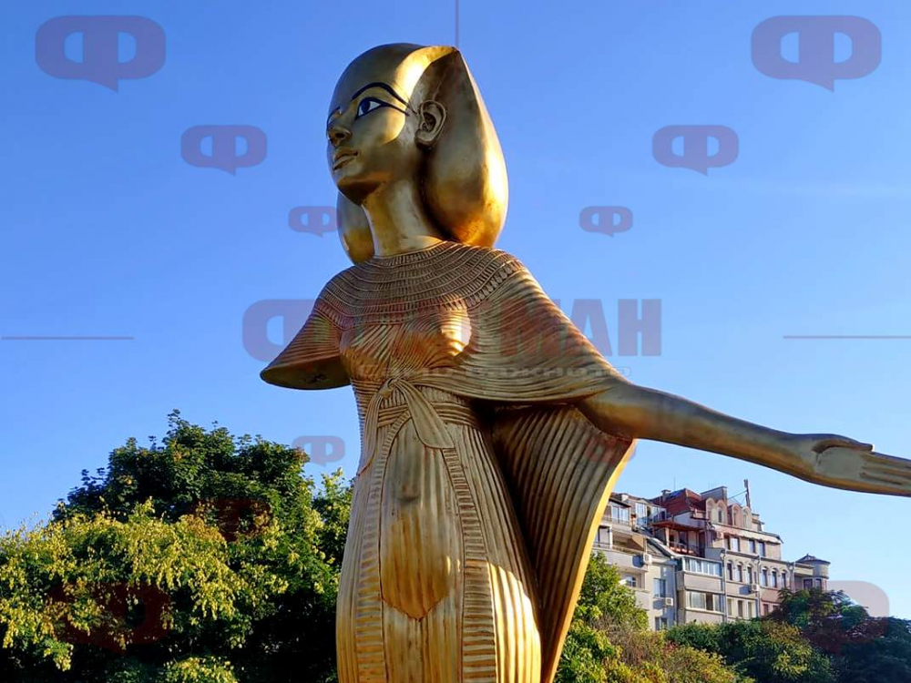 Резил! Странна ситуация с липсваща ръка на египетска богиня в Бургас