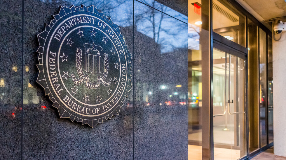 ФБР издирва под дърво и камък "крадла в розово", обрала четири банки СНИМКА