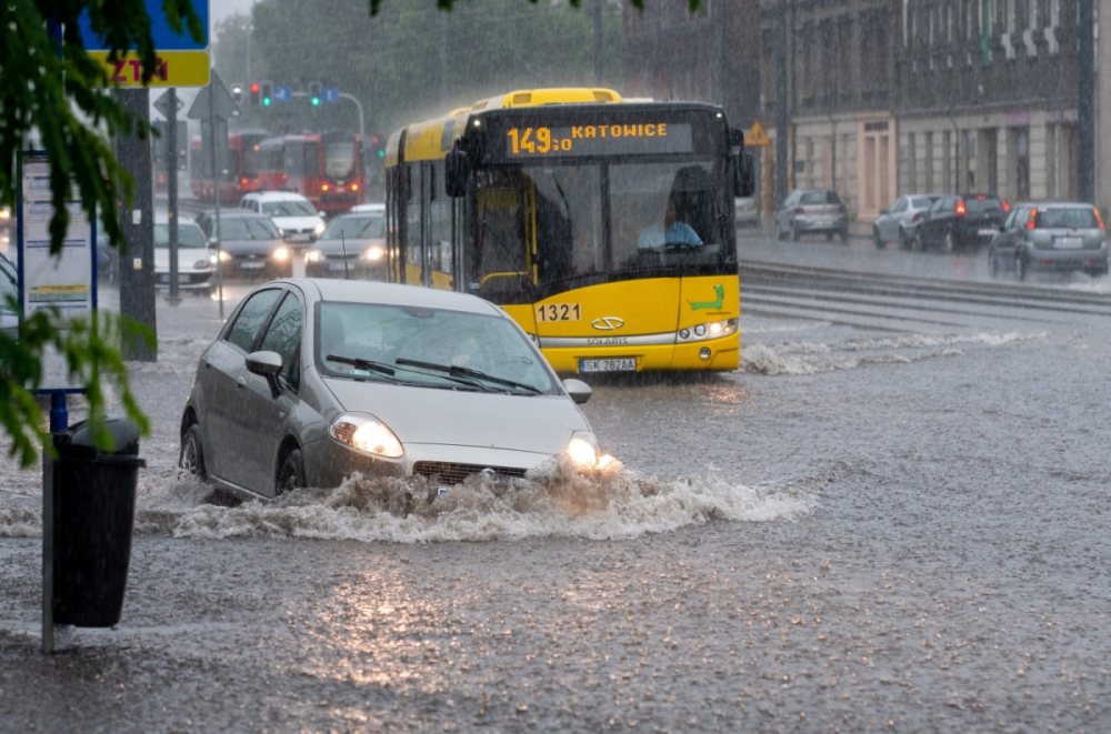 Страховити бури и големи наводнения в Полша ВИДЕО