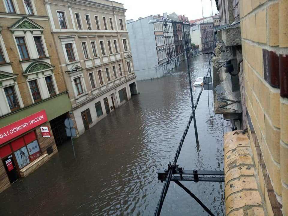 Страховити бури и големи наводнения в Полша ВИДЕО