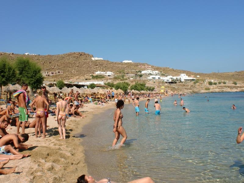 Невиждано: Гръцките плажове се пукат по шевовете, не стигат чадъри и шезлонги