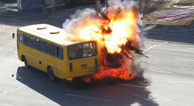 Автобус избухна в пламъци, изгоряха живи две деца ВИДЕО