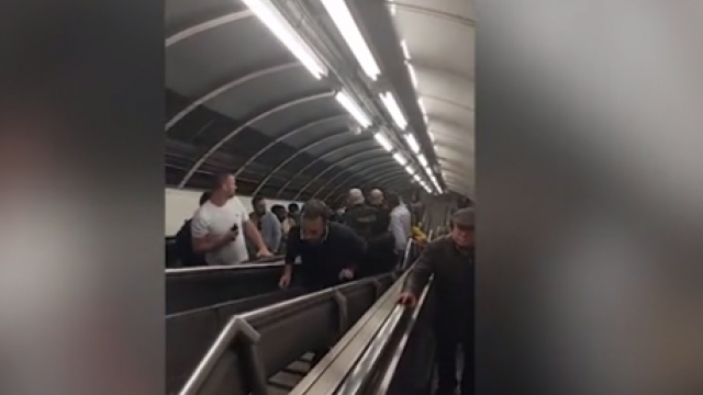 Паника в метрото в Лондон! ВИДЕО