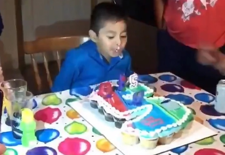 Бясно хлапе превърна рождения си ден в истинско мазало ВИДЕО