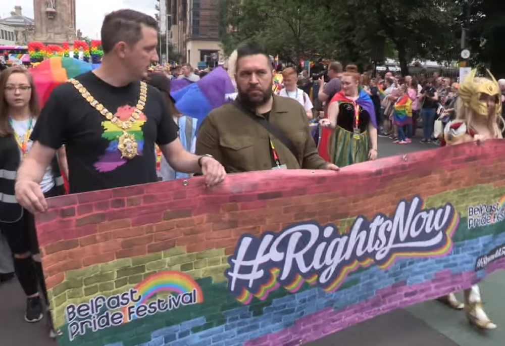 Хиляди събра гей парадът в Белфаст (ВИДЕО)