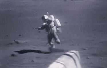 ВИДЕО показва всички падащи и спъващи се астронавти на Луната