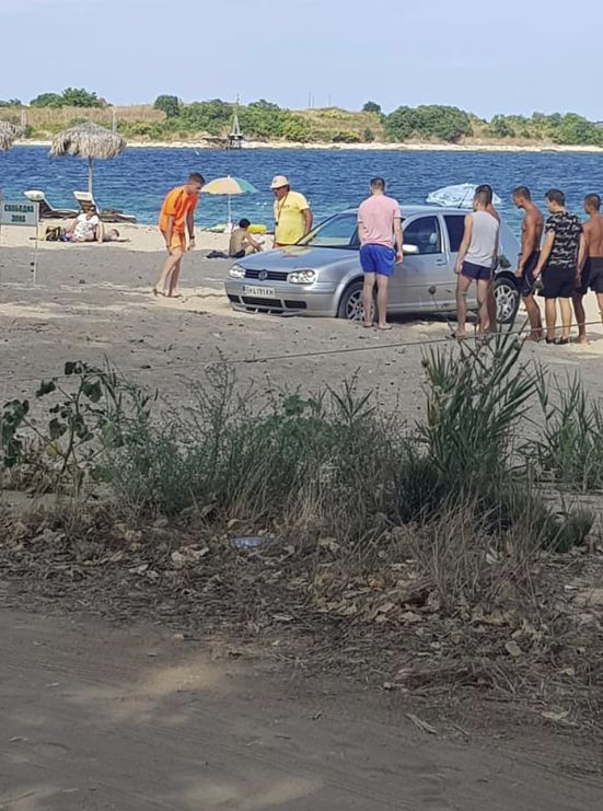 Пореден "баровец" подкара колата си по плажа, но ето какво му се случи СНИМКИ