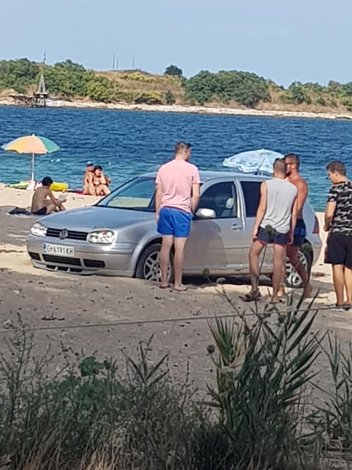 Пореден "баровец" подкара колата си по плажа, но ето какво му се случи СНИМКИ