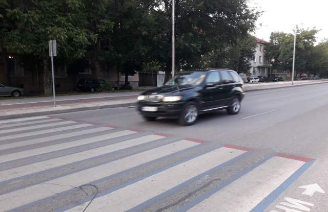 Безумие в Пловдив: Жена с баровски номер отърва джигит от КАТ СНИМКИ
