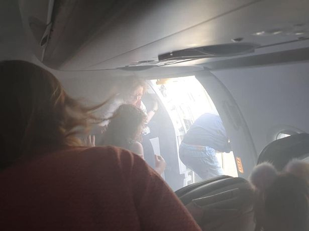 Като във филм на ужасите: Самолет на British Airways, целият в дим, кацна аварийно ВИДЕО 