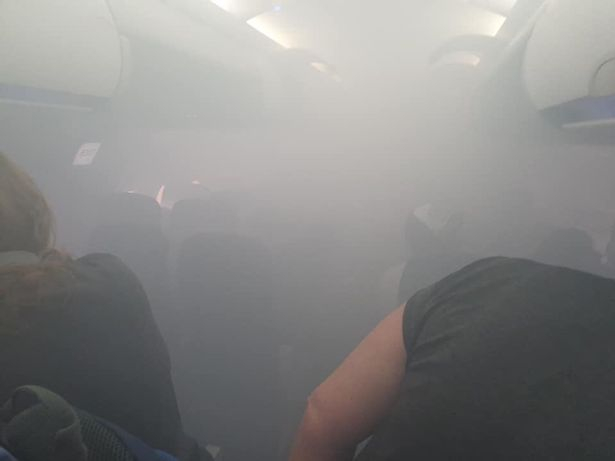Като във филм на ужасите: Самолет на British Airways, целият в дим, кацна аварийно ВИДЕО 