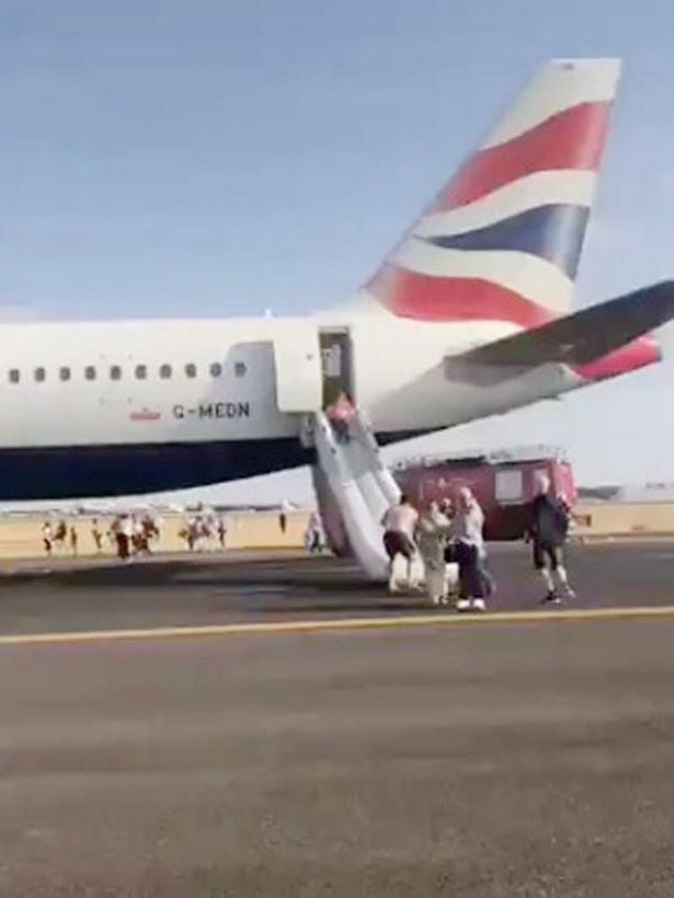 Като във филм на ужасите: Самолет на British Airways, целият в дим, кацна аварийно ВИДЕО 