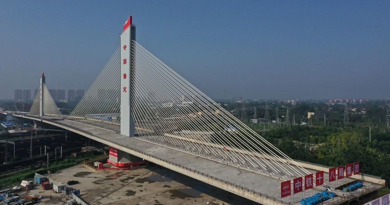 Китайците построиха уникален мост, за да не пречи на движението на влаковете ВИДЕО