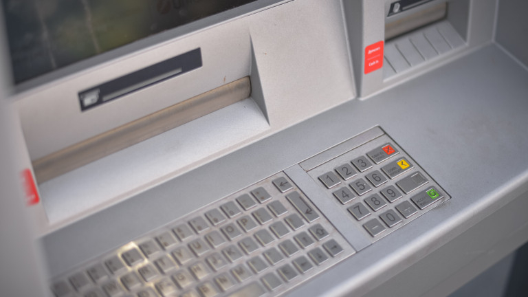 Бандити заставят банкомати да плюят пари в София и Варна с руски метод 