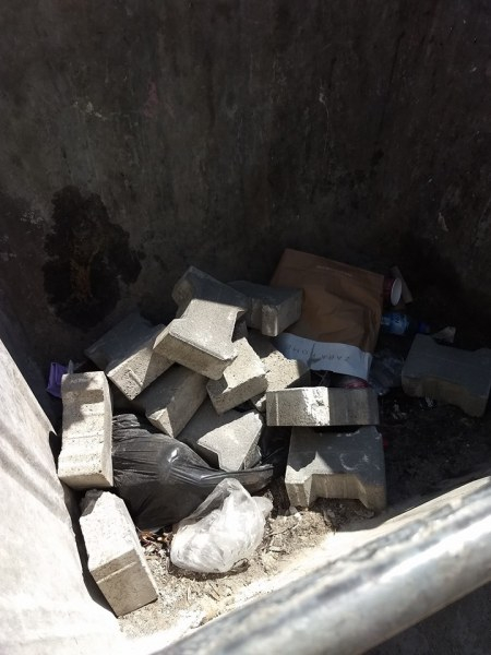 Разбиват здрави плочки в София, хвърлят ги в кофата за боклук СНИМКИ