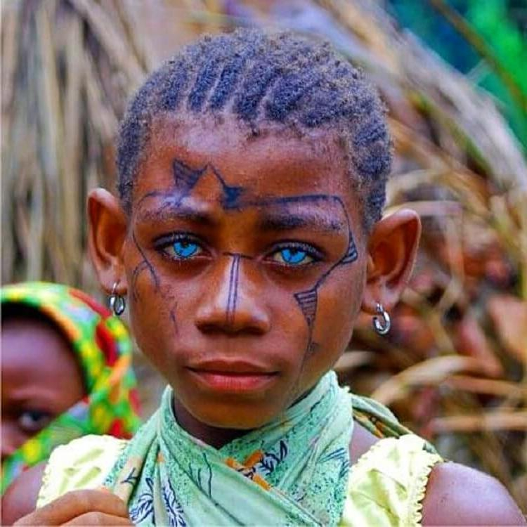 Рядко чудо на природата: Как изглеждат тъмнокожите деца, родени със сини очи СНИМКИ