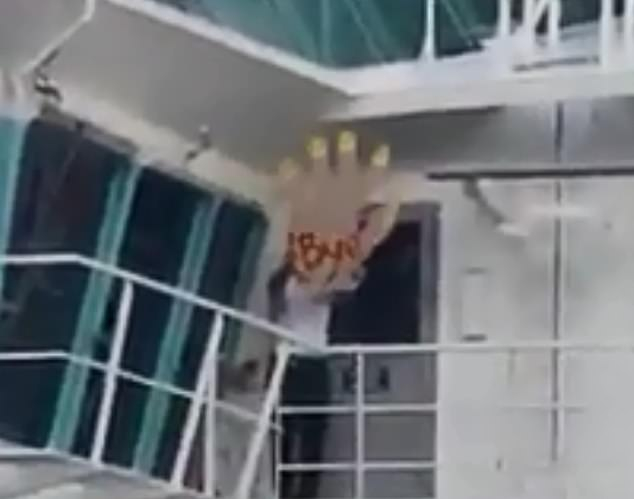 Туристи и екипаж на круизен кораб се гавриха със закъснели пътници ВИДЕО 