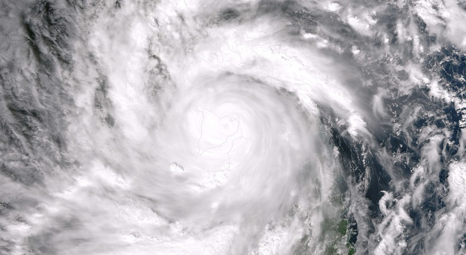 Китай се готви за супер тайфуна Лекима