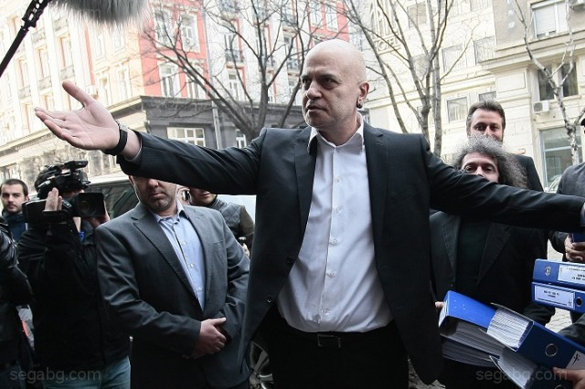 Водещ от БНТ нападна с обидни думи Слави и партията му