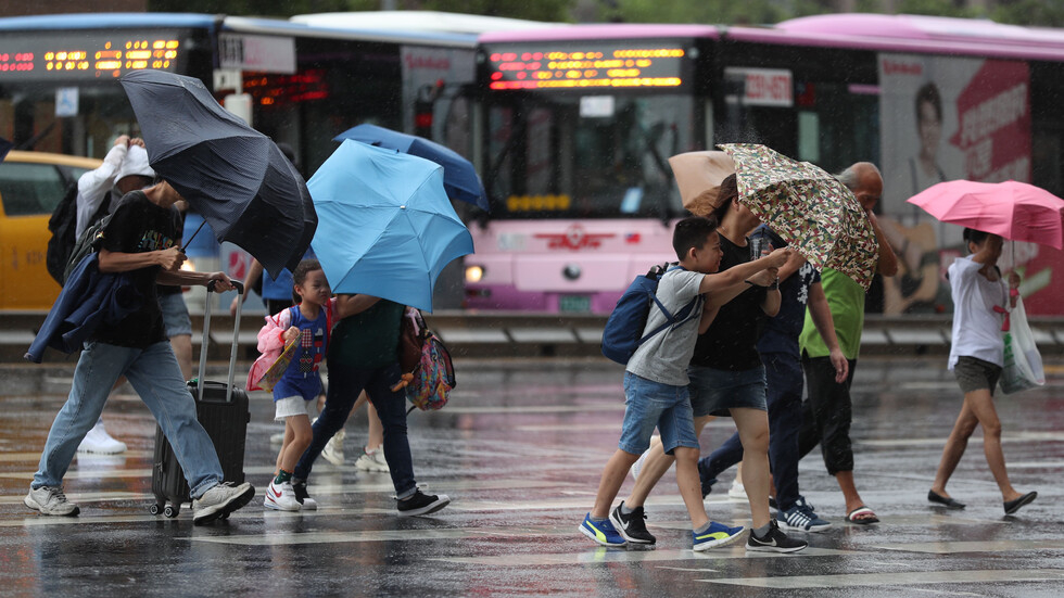 Мощен тайфун връхлетя японските острови! ВИДЕО