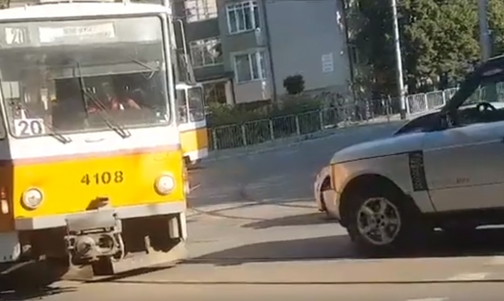 Нагъл шофьор на джип сътвори истински екшън с трамвай в центъра на София ВИДЕО