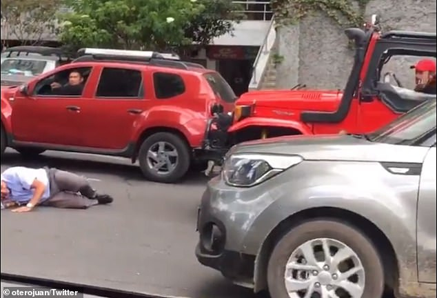 Ужас: Шофьор на джип прегази човек, за да избяга от катастрофа ВИДЕО