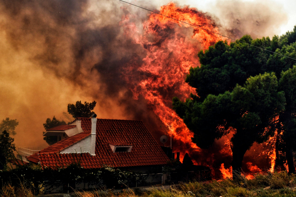 Само началото: Голям пожар започна да поглъща гръцки остров 