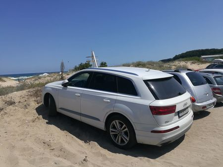 Наглец със скъпарско "Ауди" паркира на плажа пред ММЦ „Приморско” СНИМКА