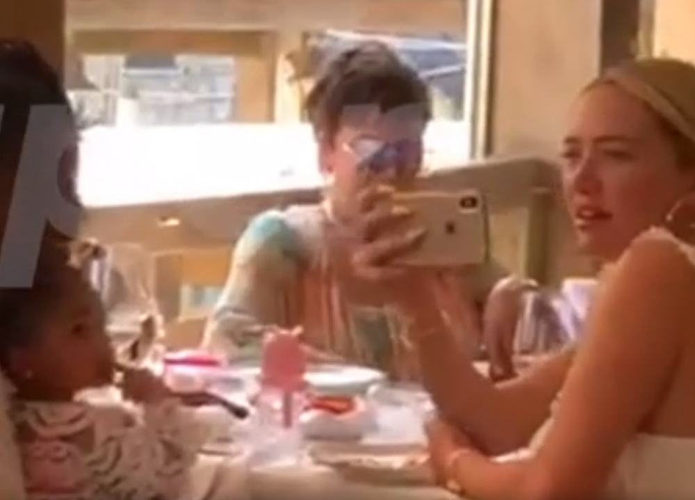 Руски туристи впечатлиха Кайли Дженър на почивка в Италия (ВИДЕО)