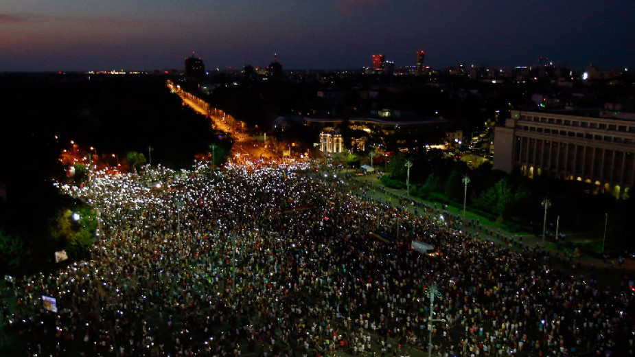 Хиляди румънци поискаха "Оставка" година след големия протест