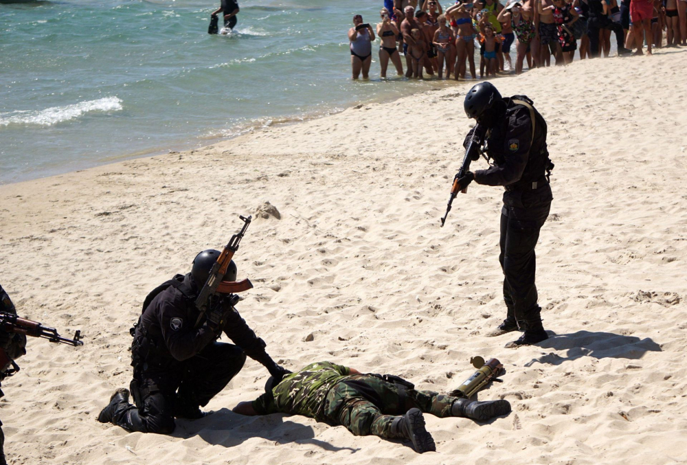 Ексклузивни СНИМКИ на въоръжените до зъби командоси, атакували плажа във Варна