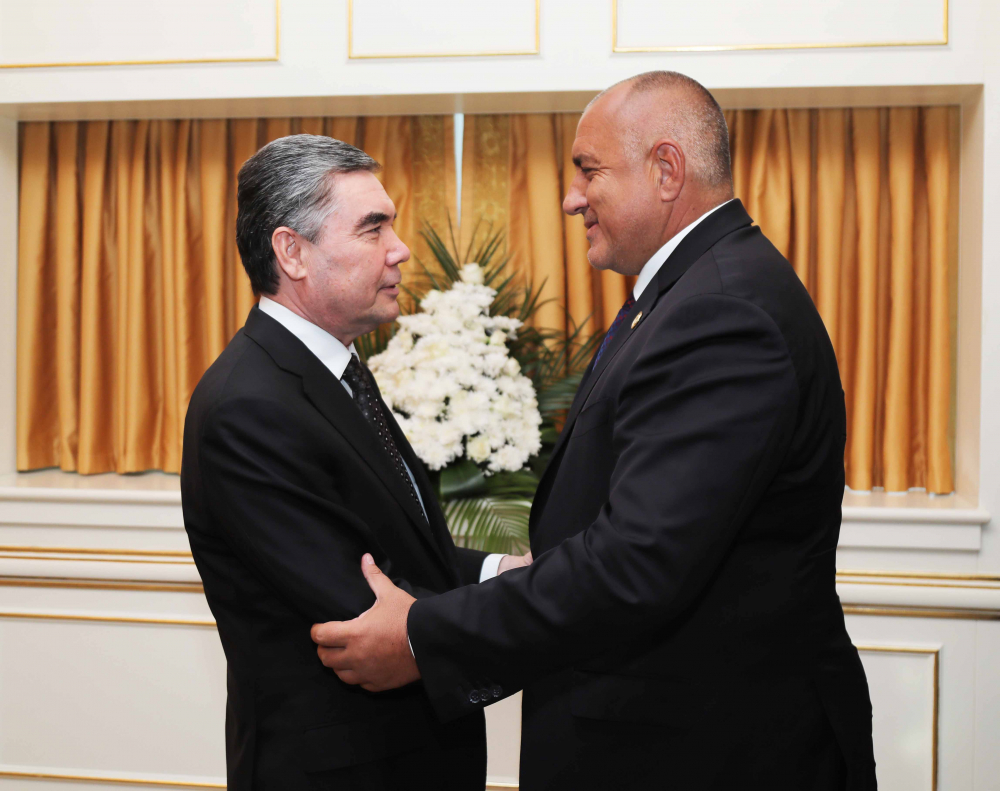 Борисов получи гореща прегръдка в Туркменистан СНИМКИ