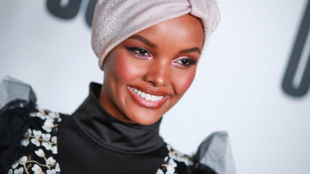 21-годишна хубавица е първият модел с хиджаб на световната сцена СНИМКИ