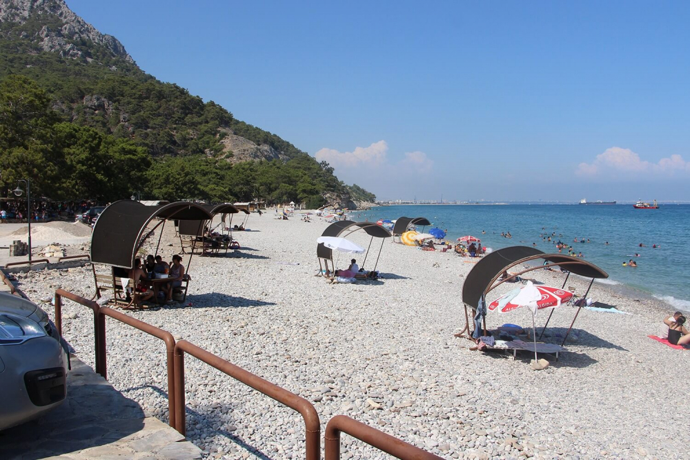 Плажовете в Анталия опустяха в разгара на сезона