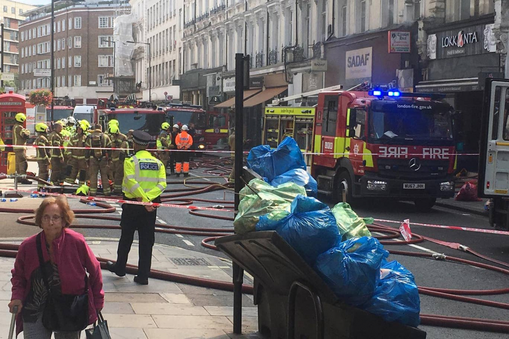 Огромен пожар в Лондон, 100 пожарникари се борят със стихията СНИМКИ