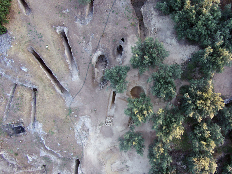 Сензационно! Древни гробници, непокътнати от иманяри, бяха открити в Гърция СНИМКИ